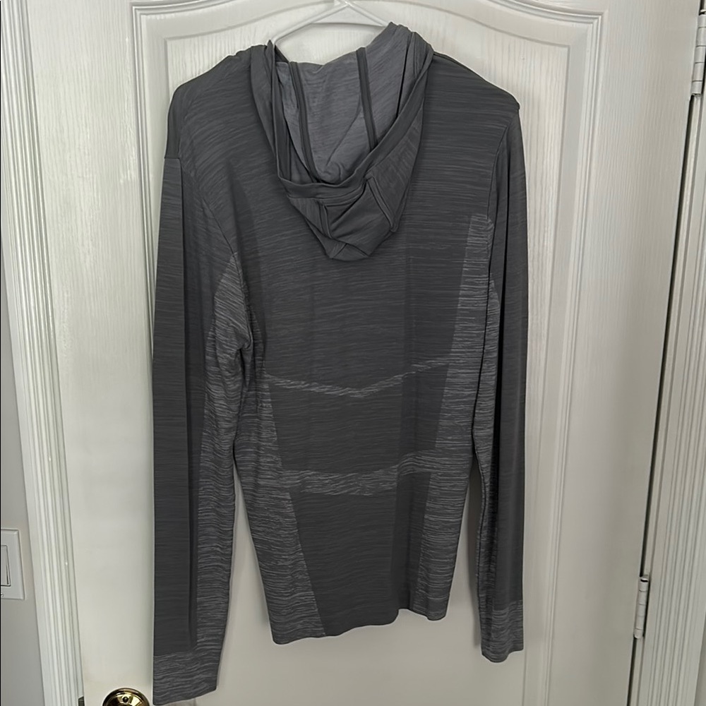 Nike Dri Fit Men's Gray workout layer - Picture 2 of 6